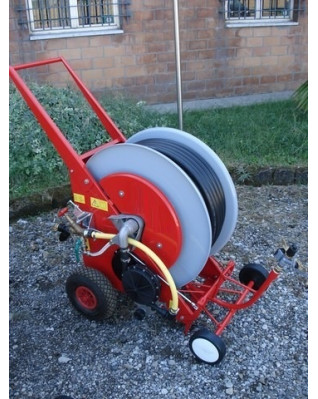 Pásový zavlažovač - naviják s automatickým hydraulickým navíjením délka 50 metrů, Ø 25 mm max. dostřik 15 m