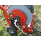 Pásový zavlažovač - navijak s automatickým hydraulickým navíjením délka 70 metrů, Ø 25 mm max. dostřik 19 m