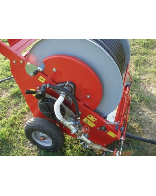 Pásový zavlažovač - navijak s automatickým hydraulickým navíjením délka 70 metrů, Ø 25 mm max. dostřik 19 m